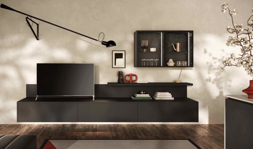 Cucina moderna economica Diamante di Ciao Cucine, zona living con mobile TV nero, pensile vetrina e mensola sospesa